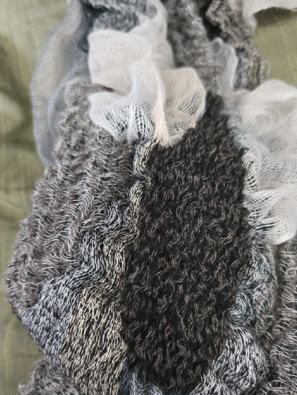 Women’s Ruffled Infinity Scarf - Gray & Black